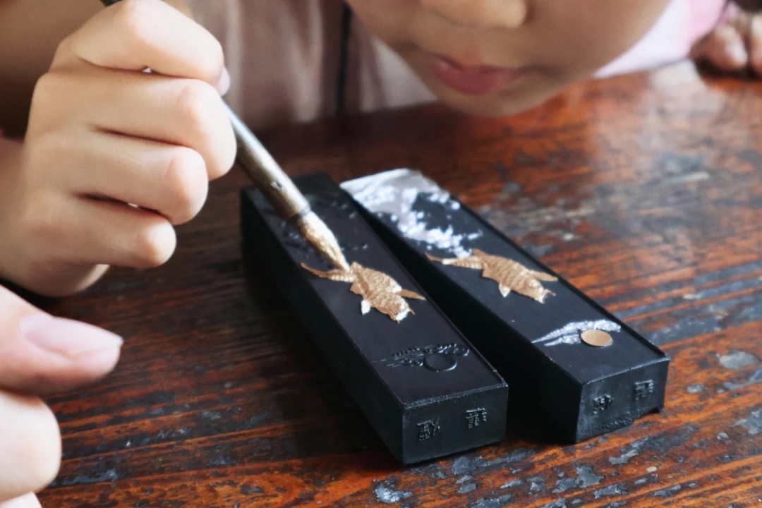 Decoration with Gold on Huizhou Chinese Ink